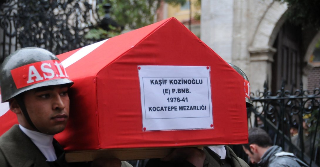 Honor guards carry the coffin of Kaşif Kozinoğlu at his funeral, Istanbul, Türkiye, Nov. 15, 2011. (Sabah Photo)