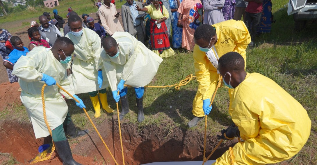 Health workers bury the coffin during the funeral ceremony for victims of the Ebola outbreak in Nyamurongo cemetery in Bunia, Ituri, DRC, Sept. 2, 2026. (EPA Photo)