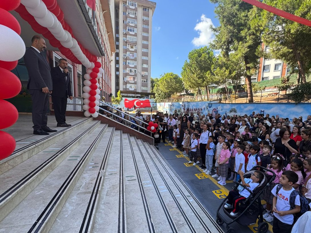 Students gather in a school yard as adaptation week begins, Istanbul, Türkiye, Sept. 7, 2026. (AA Photo)