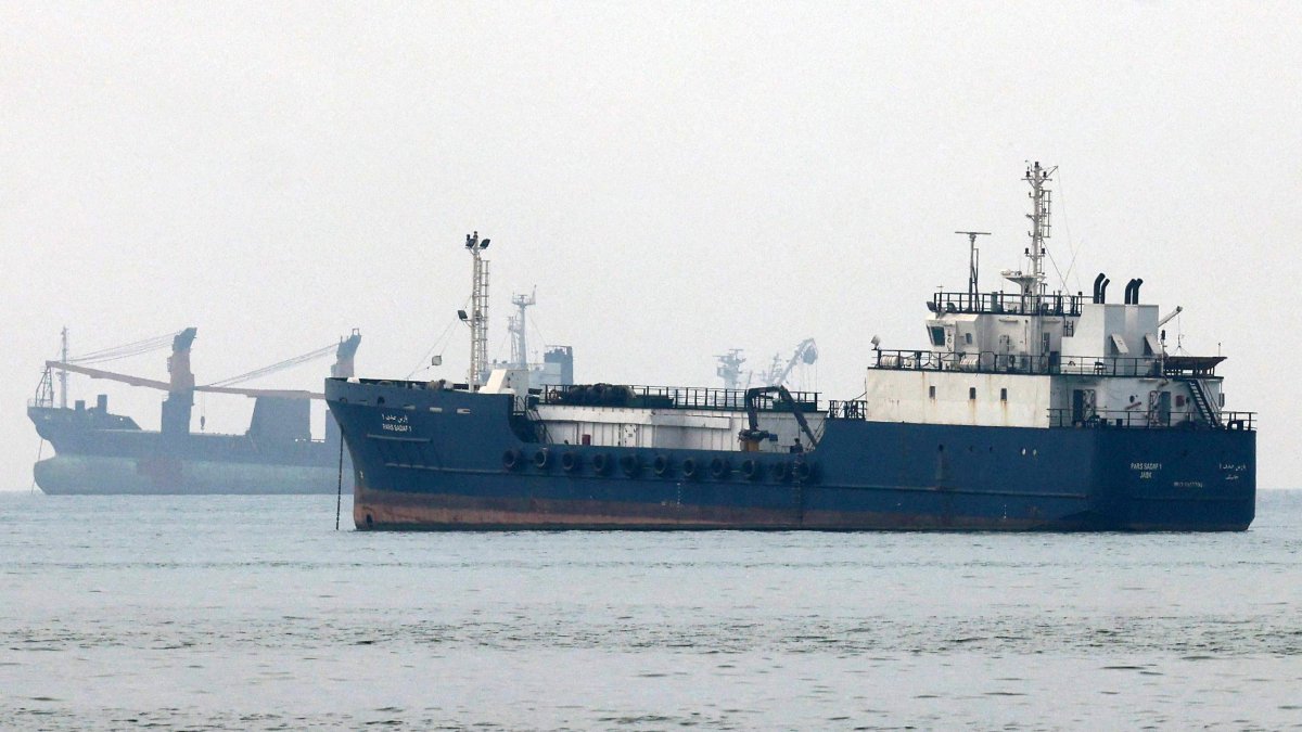 Vessels transit the Hormuz Strait off the coast of Bandar Abbas, Iran, Sept. 7, 2026. (AFP Photo)