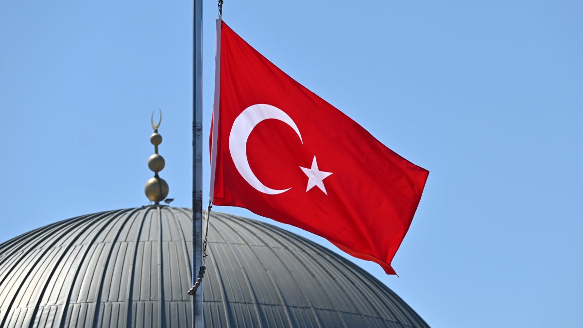 A Turkish flag flies in the wind in front of a mosque, Istanbul, Türkiye, April 26, 2026. (Getty Images Photo)