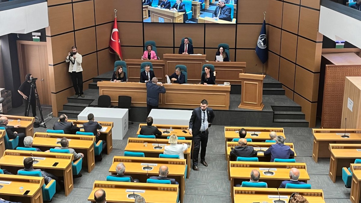 Municipal council members vote to elect Üsküdar's acting mayor, Istanbul, Türkiye, Sept. 8, 2026. (IHA Photo)