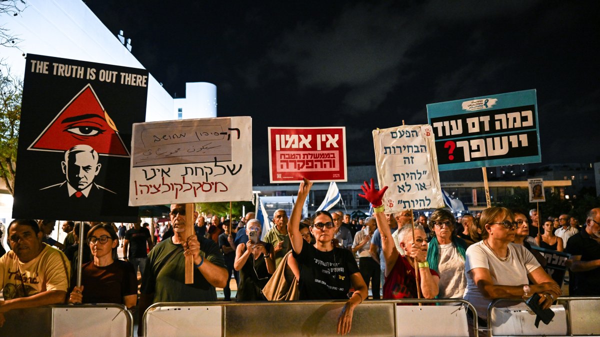 Demonstrators protest Israeli Prime Minister Benjamin Netanyahu, Tel Aviv, Israel, September 5, 2026. (AA Photo)