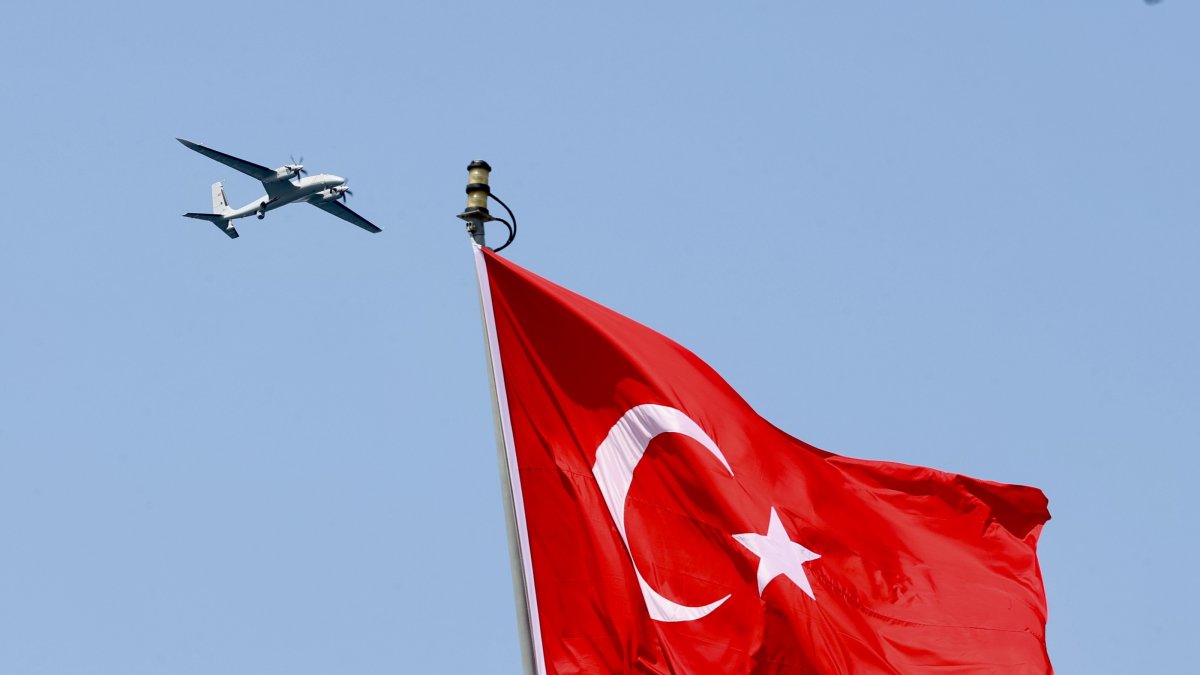 A Bayraktar Akıncı combat drone performs a demonstration flight during the Teknofest Blue Homeland in Kocaeli province, northwestern Türkiye, Aug. 22, 2026. (AA Photo)