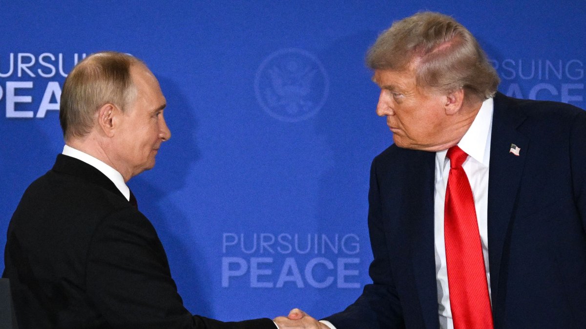 U.S. President Donald Trump and Russian President Vladimir Putin shake hands at the end of a joint press conference after participating in a US-Russia summit on Ukraine at Joint Base Elmendorf-Richardson in Anchorage, Alaska, Aug. 15, 2025. (AFP File Photo)