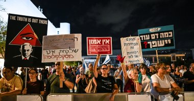 Demonstrators protest Israeli Prime Minister Benjamin Netanyahu, Tel Aviv, Israel, September 5, 2026. (AA Photo)