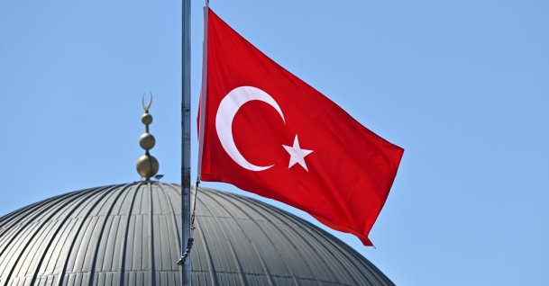 A Turkish flag flies in the wind in front of a mosque, Istanbul, Türkiye, April 26, 2026. (Getty Images Photo)
