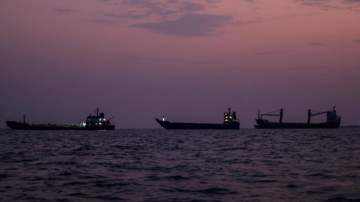 Vessels transit the Strait of Hormuz off the coast of the port city of Bandar Abbas in southern Iran, Sept. 5, 2026. (AFP Photo)
