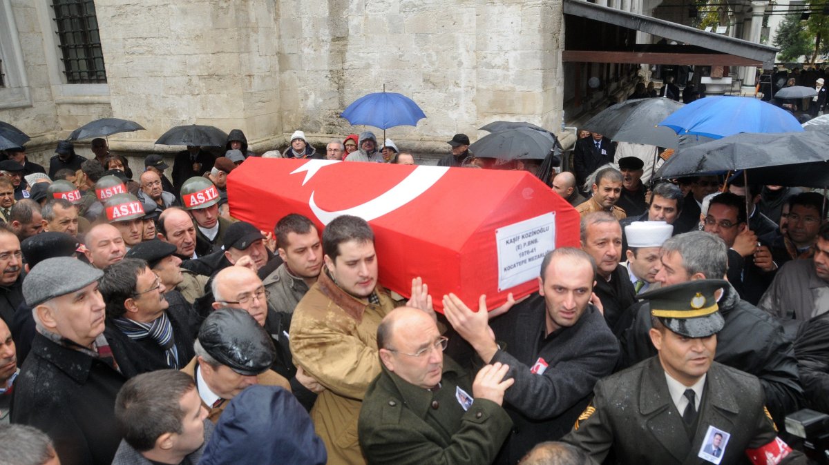The coffin of Kaşif Kozinoğlu is carried at his funeral, Istanbul, Türkiye, Nov. 15, 2011. (Sabah Photo)