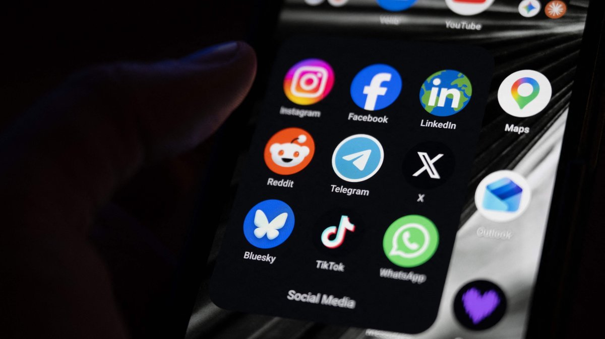 This photograph shows a set-up smartphone screen displaying the logos of the main social media platforms, Saint-Mande, Paris, April 29, 2026. (AFP Photo)