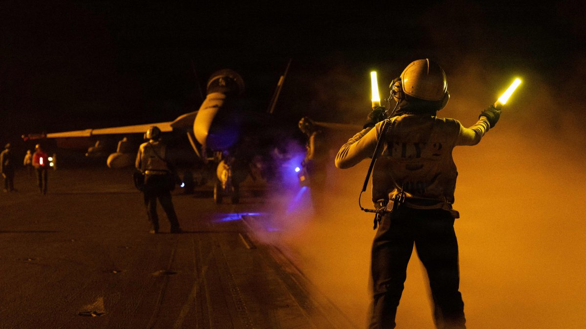 A U.S. sailor signals an F/A-18F Super Hornet on the flight deck of Nimitz-class aircraft carrier USS George H.W. Bush deployed in the Gulf, Sept. 1, 2026. (AFP Photo)