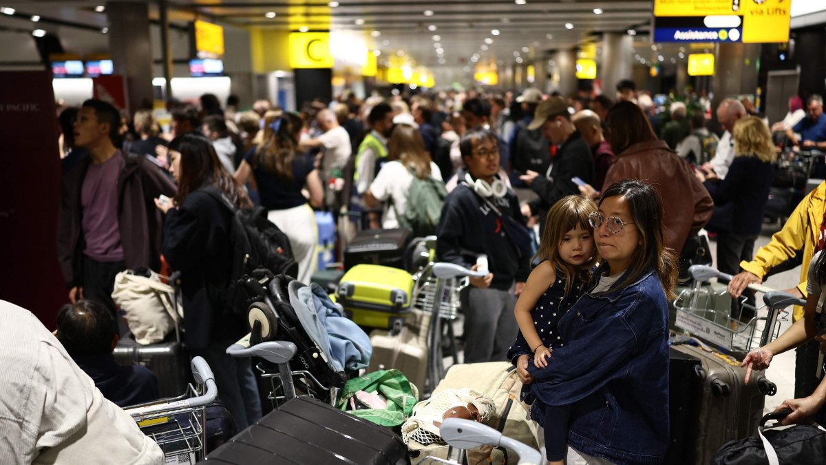 Delayed passengers wait and queue with their luggage at Terminal 3 of London Heathrow Airport, west of London, Britain, Sept. 8, 2026. (AFP Photo)