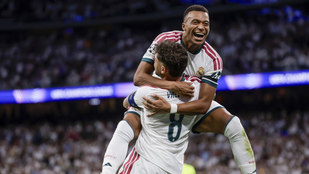 Real Madrid's Fede Valverde (L) celebrates with teammate Kylian Mbappe after scoring the 2-0 goal during the UEFA Champions League match against Inter Milan, Madrid, Spain, Sept. 8, 2026. (EPA Photo)