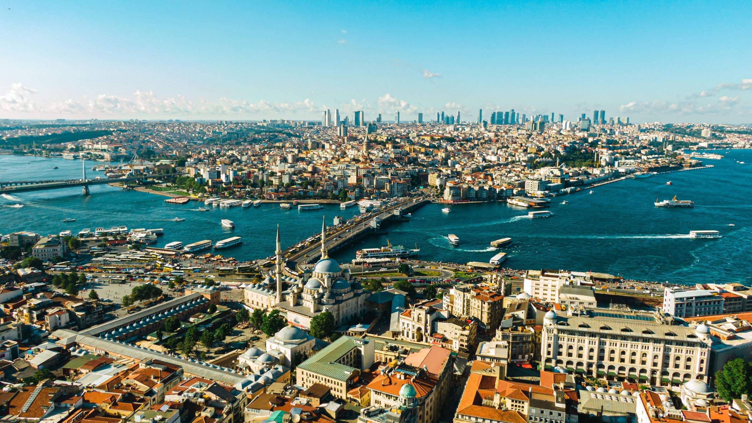 An aerial view of Istanbul, Türkiye. (Shutterstock Photo)