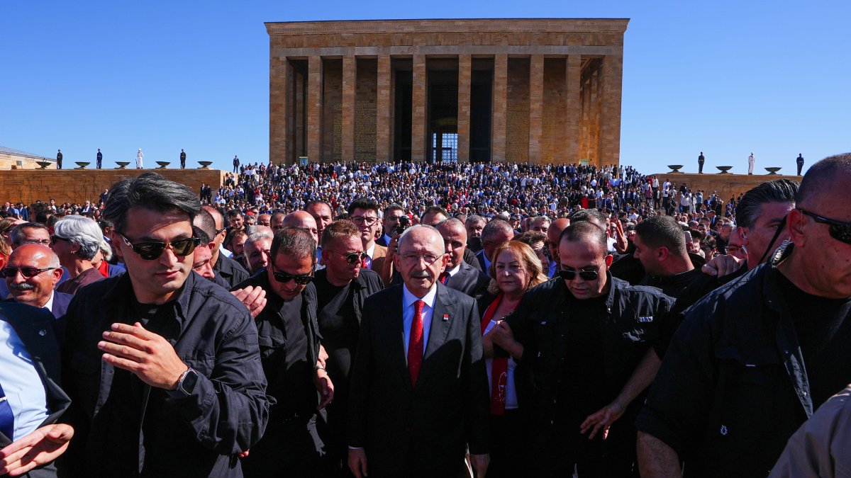 CHP Chair Kemal Kılıçdaroğlu (C) and party supporters visit Anıtkabir, mauseloum of the first leader of the CHP and the Republic of Türkiye, Ankara, Türkiye, Sept. 9, 2026. (AA Photo)