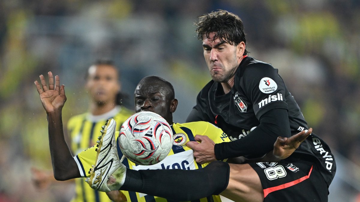Fenerbahçe's N'Golo Kante (L) and Beşiktaş's Dusan Vlahovic vie for the ball during a Süper Lig match, Istanbul, Türkiye, Sept. 5, 2026. (AA Photo)
