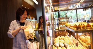 People shop at a bakery in a shopping mall, Beijing, China, Sept. 2026. (EPA Photo)