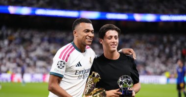 Real Madrid's Kylian Mbappe (L) and Arda Güler pose for a photo with their UEFA Champions League awards at Santiago Bernabeu, Madrid, Spain, Sept. 8, 2026. (AA Photo)