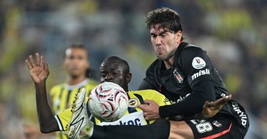 Fenerbahçe's N'Golo Kante (L) and Beşiktaş's Dusan Vlahovic vie for the ball during a Süper Lig match, Istanbul, Türkiye, Sept. 5, 2026. (AA Photo)
