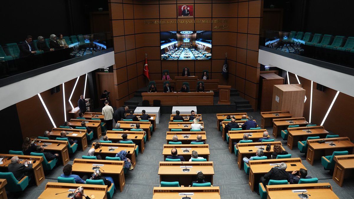 Votes are counted during the election for Üsküdar acting mayor, Istanbul, Türkiye, Sept. 8, 2026. (AA Photo)