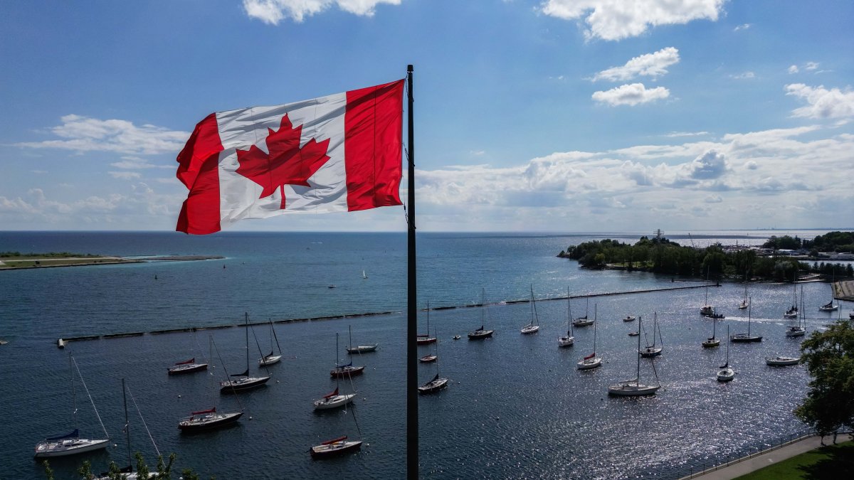 A Canadian flag flies along the waterfront of Lake Ontario, Toronto, Ontario, Canada, Aug. 27, 2026. (AFP Photo)