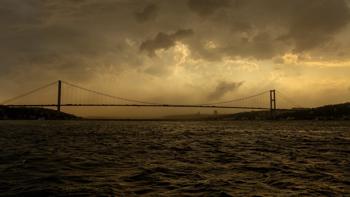 A dusty sunset and cloudy glow over Istanbul, Türkiye, July 22, 2026. (Shutterstock Photo)