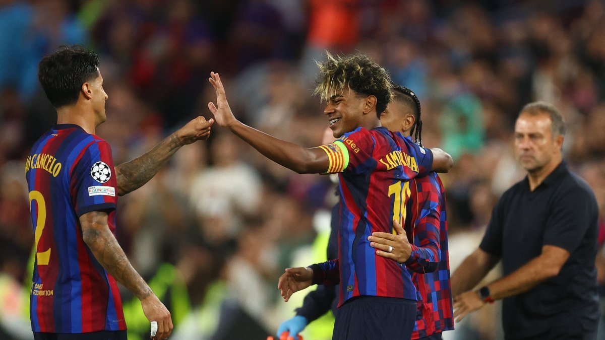 Barcelona's Lamine Yamal celebrates scoring their 4th goal with Raphinha and Joao Cancelo (L) during the UEFA Champions League against Feyenoord at Spotify Camp Nou, Barcelona, Spain, Sept. 9, 2026. (Reuters Photo)