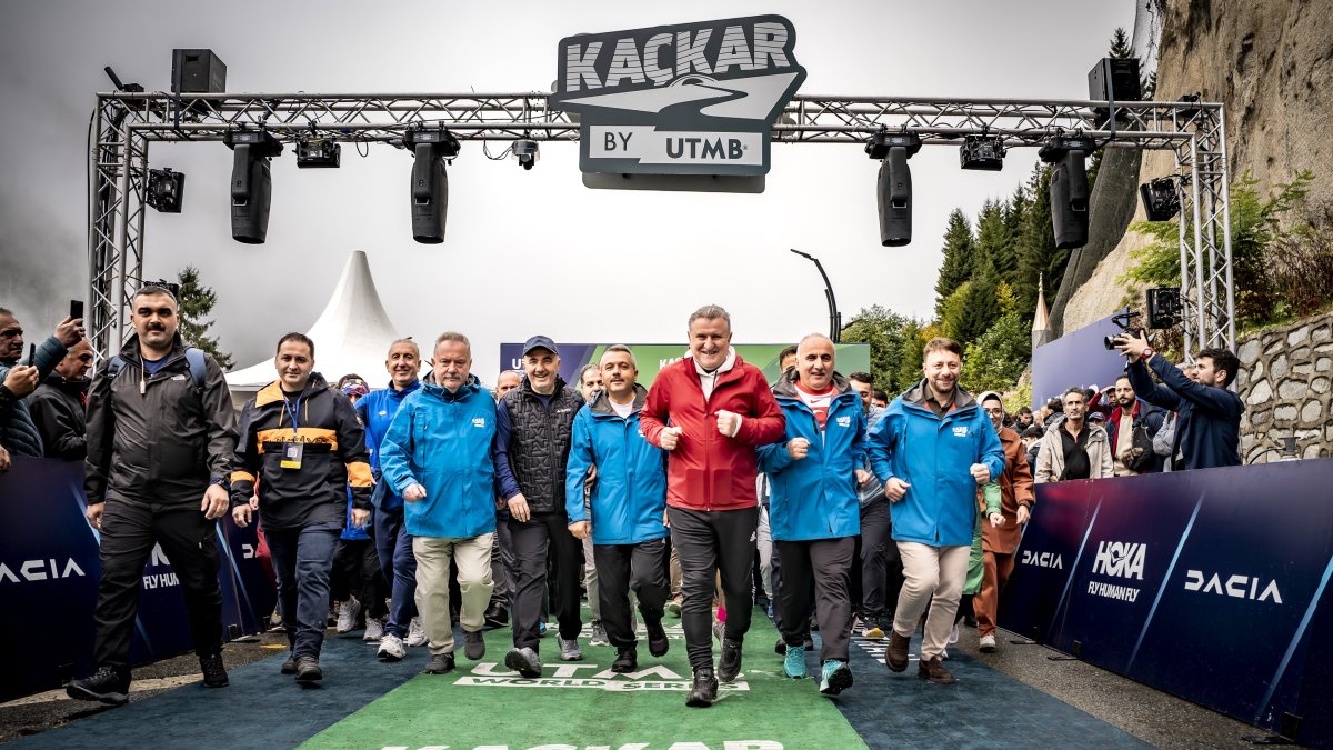 Youth and Sports Minister Osman Aşkın Bak (3rd R) at the starting point of the 2025 Kaçkar by UTMB, Sept. 27, 2025. (Courtesy of UTMB)