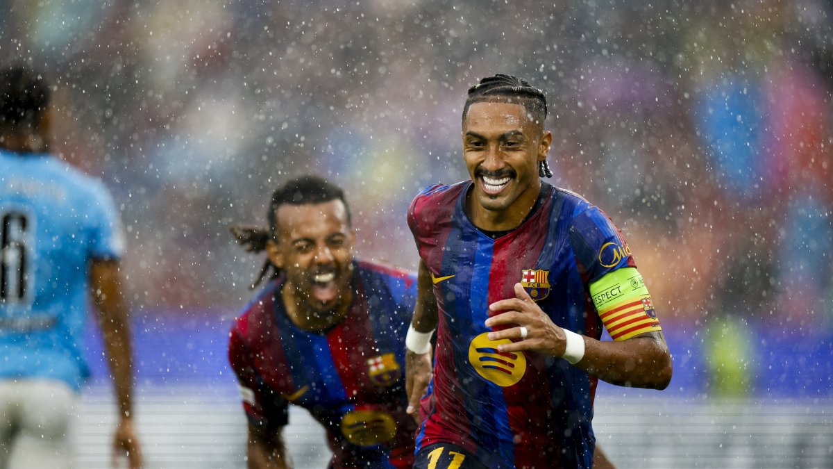 Barcelona's Raphinha celebrates scoring the 1-0 goal in the UEFA Champions League match against Feyenoord Rotterdam, Barcelona, Spain, Sept. 9, 2026. (EPA Photo)