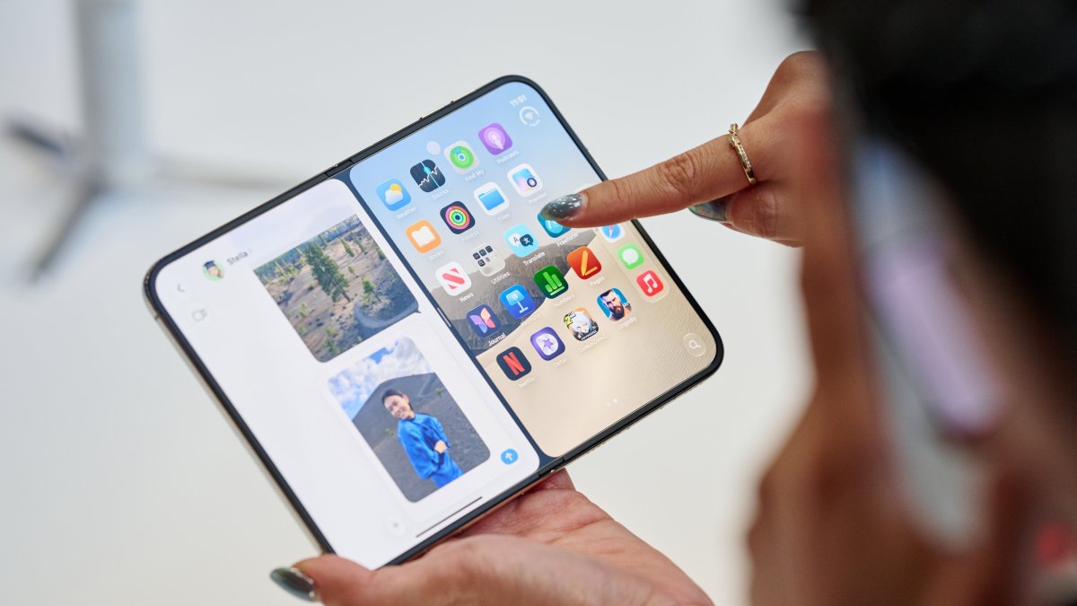 Apple's foldable iPhone Duo is unveiled during Apple's special event at the Steve Jobs Theater in Apple Park, Cupertino, California, U.S., Sept. 9, 2026. (EPA Photo)