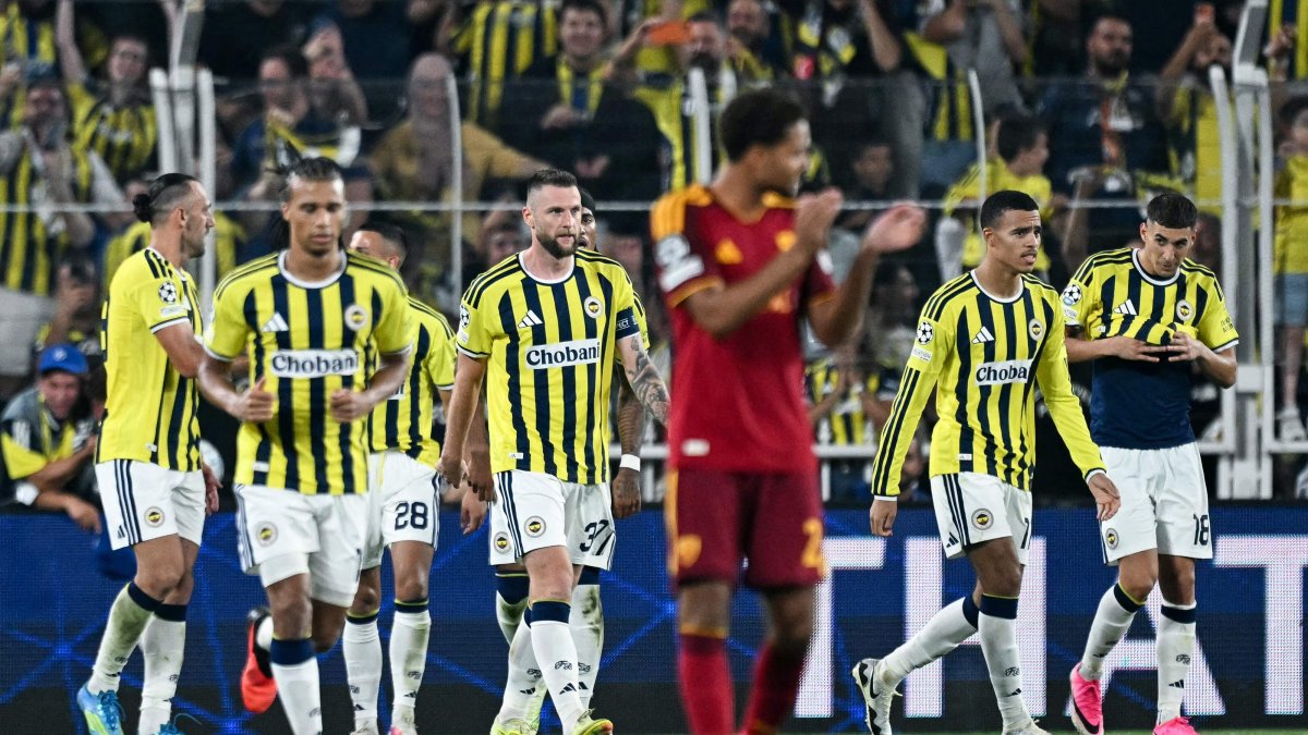 Fenerbahçe's players celebrate their team's first goal during the UEFA Champions League first-round, day 1 football match between Fenerbahçe SK and AS Roma at the Chobani Stadium in Istanbul, Türkiye, Sept. 10, 2026. (AFP Photo)