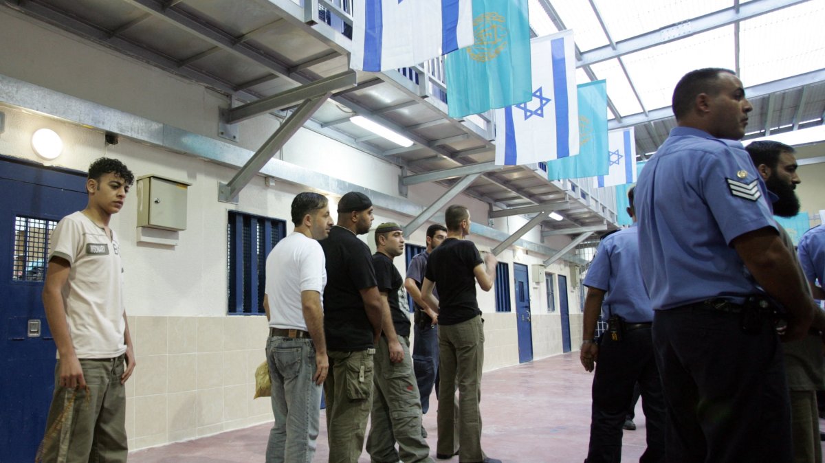 Palestinian prisoners stand outside a cell, ending their release from Ketziot prison camp in southern Israel's Negev desert, Oct. 1, 2007. (AFP File Photo)