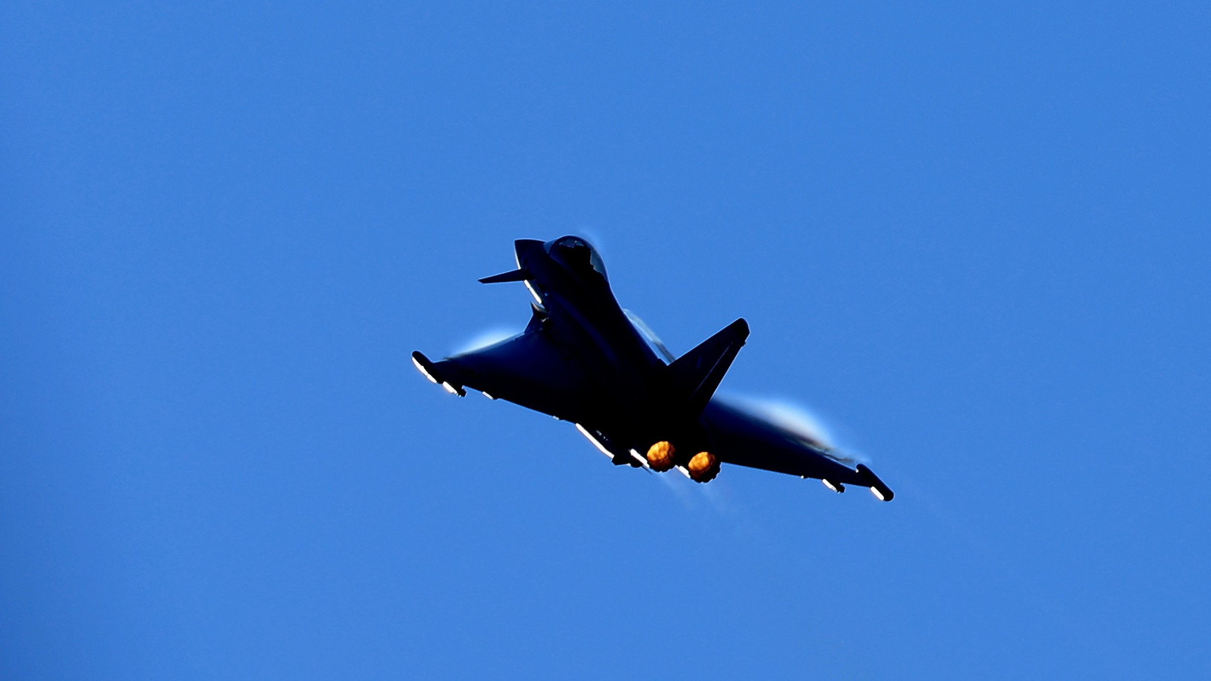 A Eurofighter Typhoon fighter jet of the German Air Force performs an aerobatic display during the Bucharest International Air Show (BIAS 2026) at Baneasa Airport in Bucharest, Romania, Aug. 28, 2026. (EPA Photo)