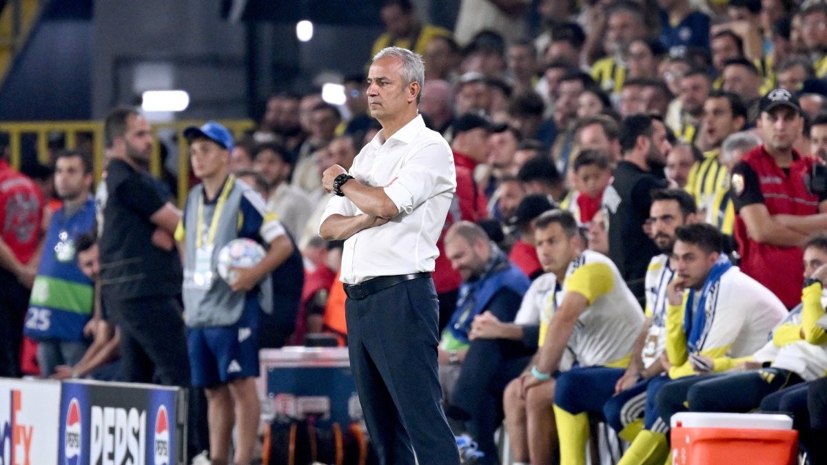 Fenerbahçe head coach Ismail Kartal watches from the touchline during the UEFA Champions League first-round, day 1 football match between Fenerbahçe SK and AS Roma at the Chobani Stadium in Istanbul, Türkiye, Sept. 10, 2026. (EPA Photo)