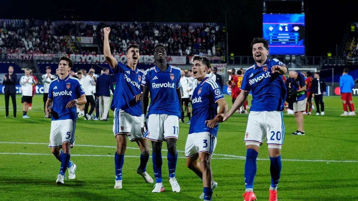 Como's Alex Valle and Martin Baturina celebrate with teammates after the UEFA Champions League league-phase football match between Como and RB Leipzig at the Stadio Giuseppe Sinigaglia in Como, Italy, Sept. 10, 2026. (Reuters Photo)