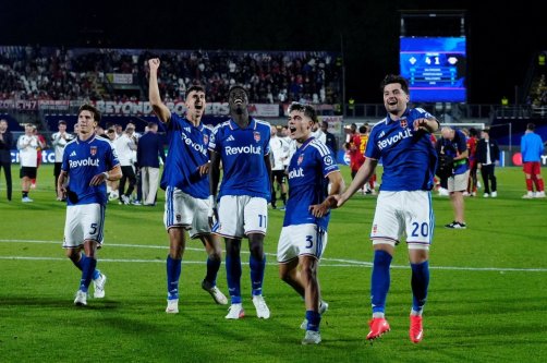 Como's Alex Valle and Martin Baturina celebrate with teammates after the UEFA Champions League league-phase football match between Como and RB Leipzig at the Stadio Giuseppe Sinigaglia in Como, Italy, Sept. 10, 2026. (Reuters Photo)