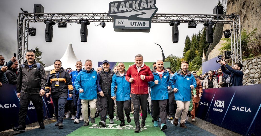 Youth and Sports Minister Osman Aşkın Bak (3rd R) at the starting point of the 2025 Kaçkar by UTMB, Sept. 27, 2025. (Courtesy of UTMB)
