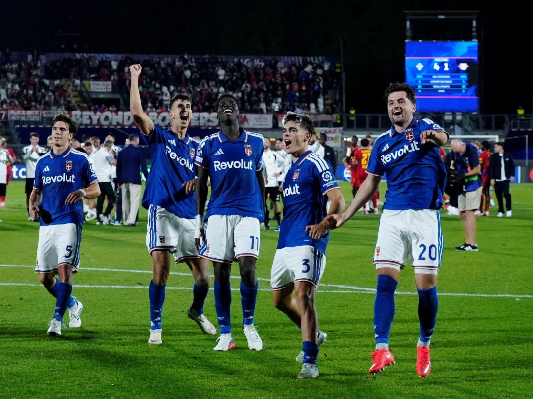 Como's Alex Valle and Martin Baturina celebrate with teammates after the UEFA Champions League league-phase football match between Como and RB Leipzig at the Stadio Giuseppe Sinigaglia in Como, Italy, Sept. 10, 2026. (Reuters Photo)