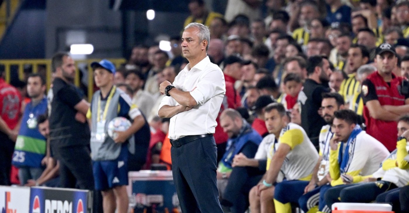 Fenerbahçe head coach Ismail Kartal watches from the touchline during the UEFA Champions League first-round, day 1 football match between Fenerbahçe SK and AS Roma at the Chobani Stadium in Istanbul, Türkiye, Sept. 10, 2026. (EPA Photo)