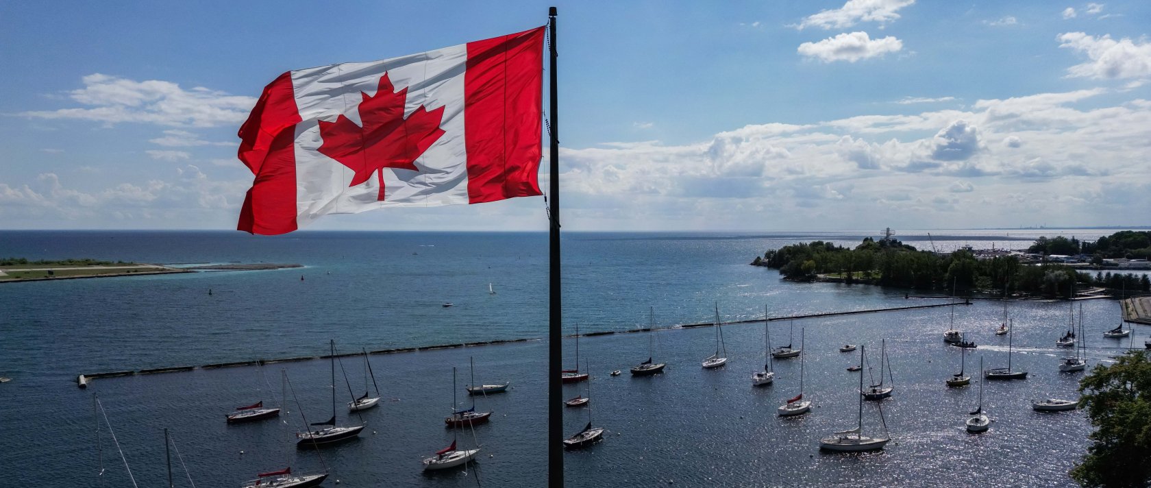 A Canadian flag flies along the waterfront of Lake Ontario, Toronto, Ontario, Canada, Aug. 27, 2026. (AFP Photo)