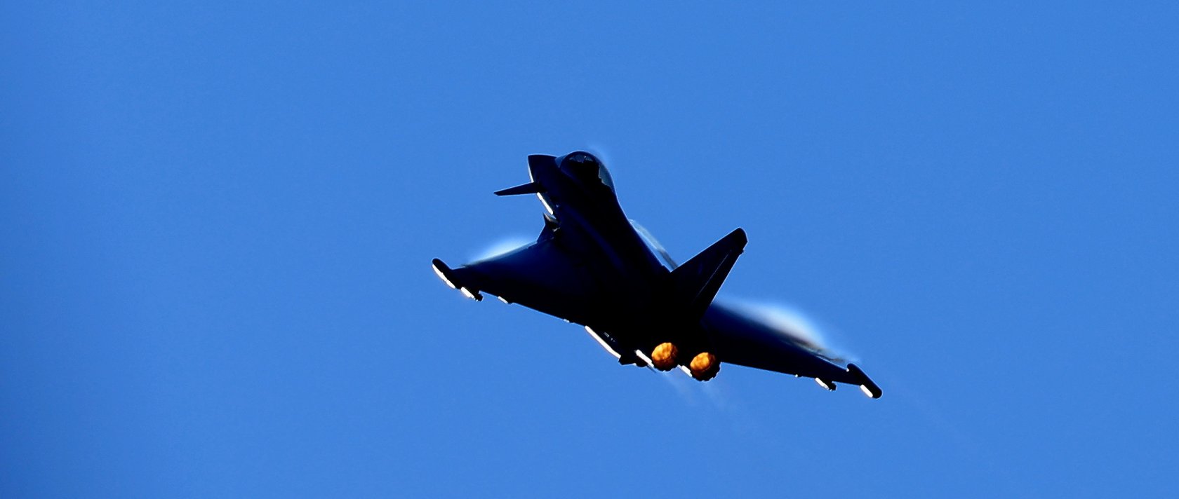 A Eurofighter Typhoon fighter jet of the German Air Force performs an aerobatic display during the Bucharest International Air Show (BIAS 2026) at Baneasa Airport in Bucharest, Romania, Aug. 28, 2026. (EPA Photo)