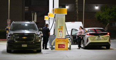 Drivers fill their vehicle with gasoline in Los Angeles, California, U.S., September 8, 2026. (AFP Photo)