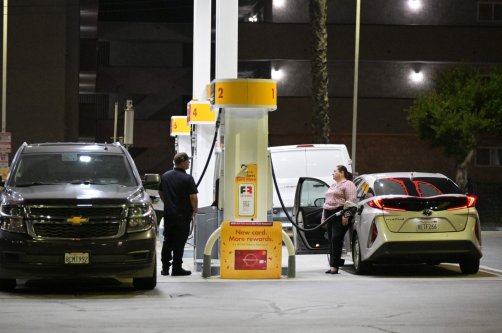 Drivers fill their vehicle with gasoline in Los Angeles, California, U.S., September 8, 2026. (AFP Photo)