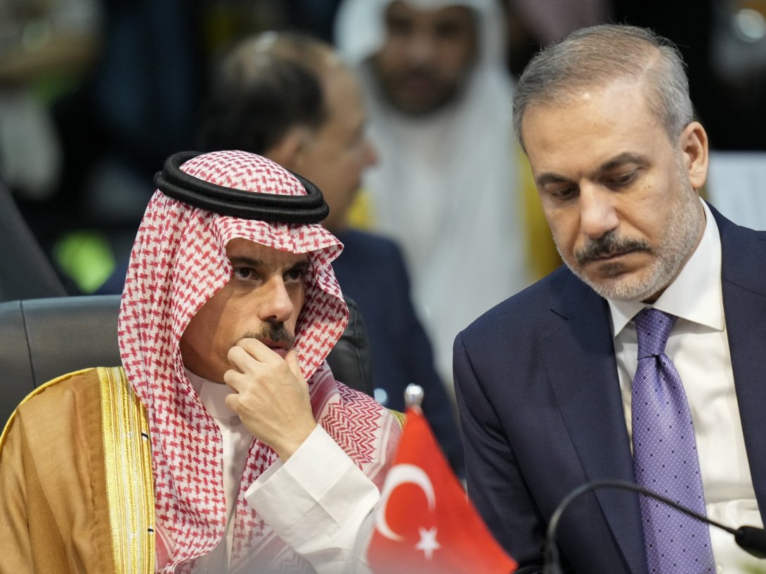 Saudi Arabian Foreign Minister Prince Faisal bin Farhan Al Saud (L) and Foreign Minister Hakan Fidan attend the G-20 foreign ministers meeting, Rio de Janeiro, Brazil, Feb. 21, 2024. (AP File Photo)