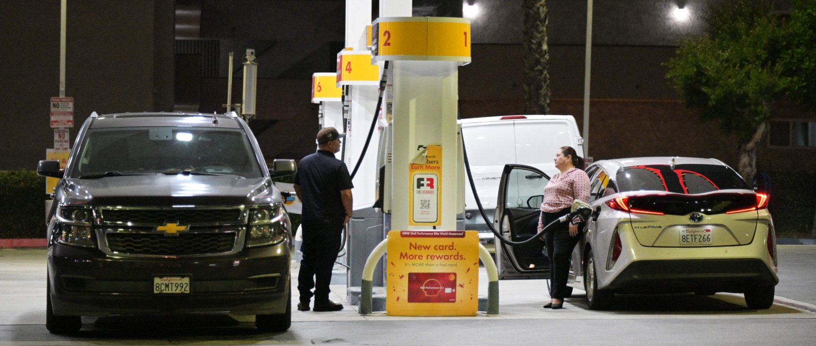 Drivers fill their vehicle with gasoline in Los Angeles, California, U.S., September 8, 2026. (AFP Photo)