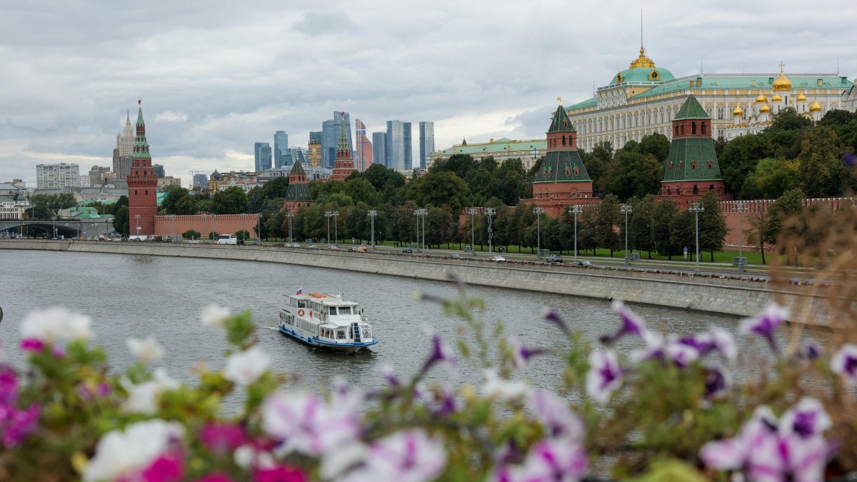 A cruise vessel sails along the Moskva River past the Kremlin in central Moscow, Russia, Sept. 7, 2026. (Reuters Photo)