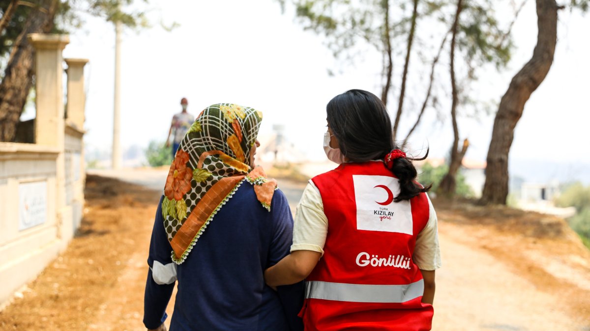 A Turkish Red Crescent (Kızılay) team provides psychological support to a woman, July 29, 2021. (AA Photo)