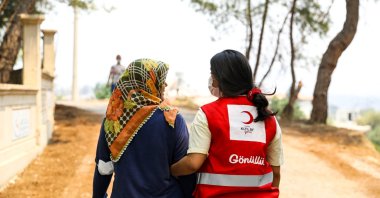 A Turkish Red Crescent (Kızılay) team provides psychological support to a woman, July 29, 2021. (AA Photo)