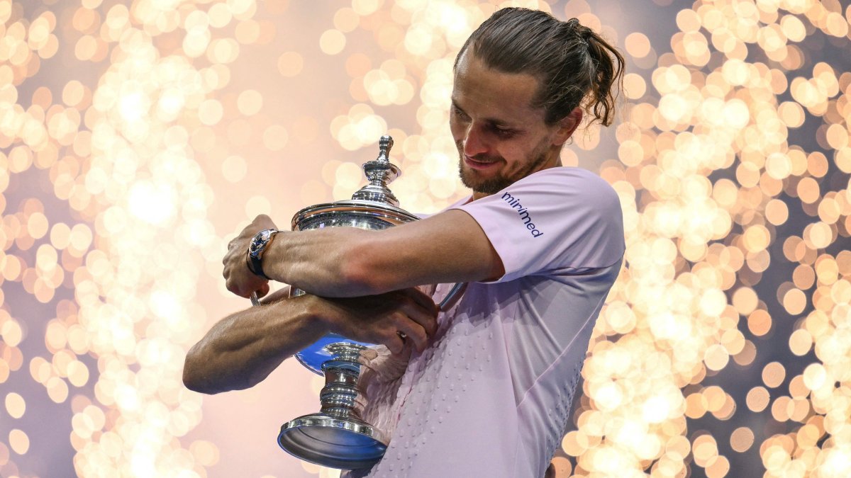 Germany's Alexander Zverev hugs the trophy after defeating USA's Ben Shelton in the men's singles final in New York, U.S., Sept.13, 2026. (AFP Photo)