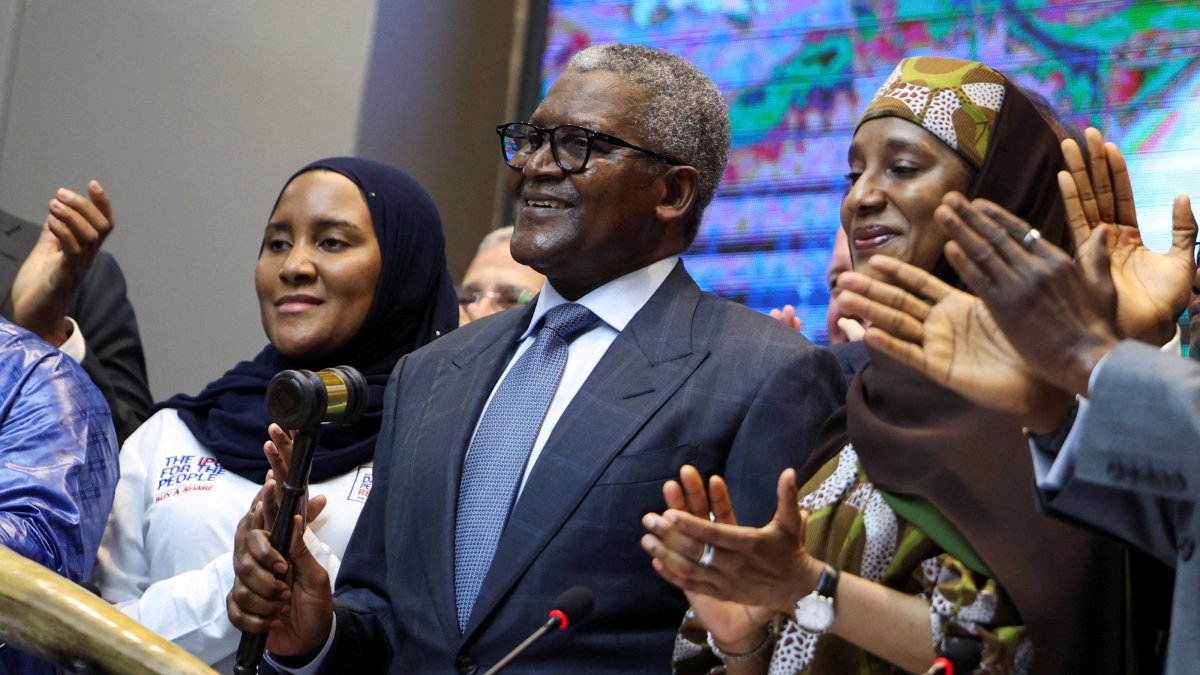 Aliko Dangote, president and CEO of Dangote Group, holds a gavel during the opening day of Dangote Refinery's IPO at the Nigerian Exchange Group, Marina, Lagos, Nigeria, Sept. 14, 2026. (Reuters Photo)